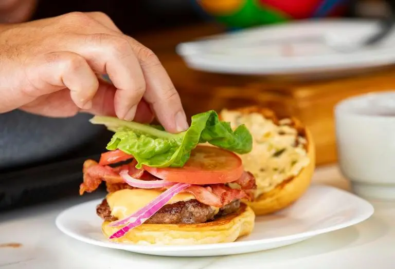 El incremento del salario mínimo y la ampliación del recargo nocturno presionaron los costos del sector gastronómico en Medellín. FOTO: ESNEYDER GUTIÉRREZ