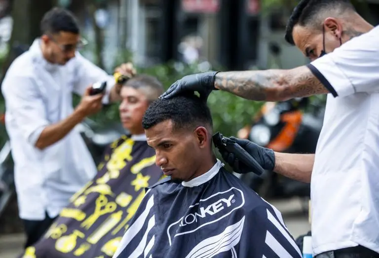 Ambos cuentan con todos los implementos necesarios para los cortes de cabello, desde máquinas inalámbricas hasta tijeras profesionales. FOTO Julio Herrera. 