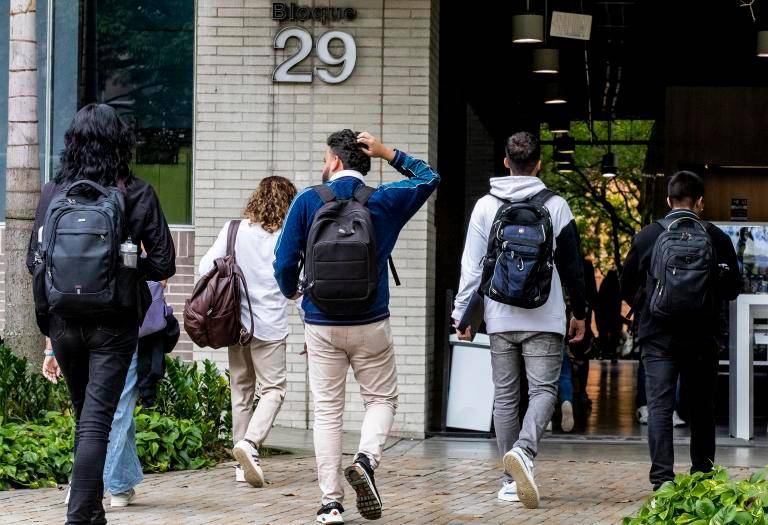 Los ocupados de 25 a 29 años con pregrado registraron una caída de su remuneración promedio real entre 2010 y 2025. FOTO JAIME PÉREZ