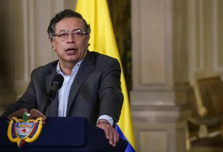 El presidente Gustavo Petro se ubicó a solo dos puestos de Nicolás Maduro, quien figuró en el último lugar del ranking de los presidentes con la peor popularidad en Sudamérica. FOTO: Colprensa