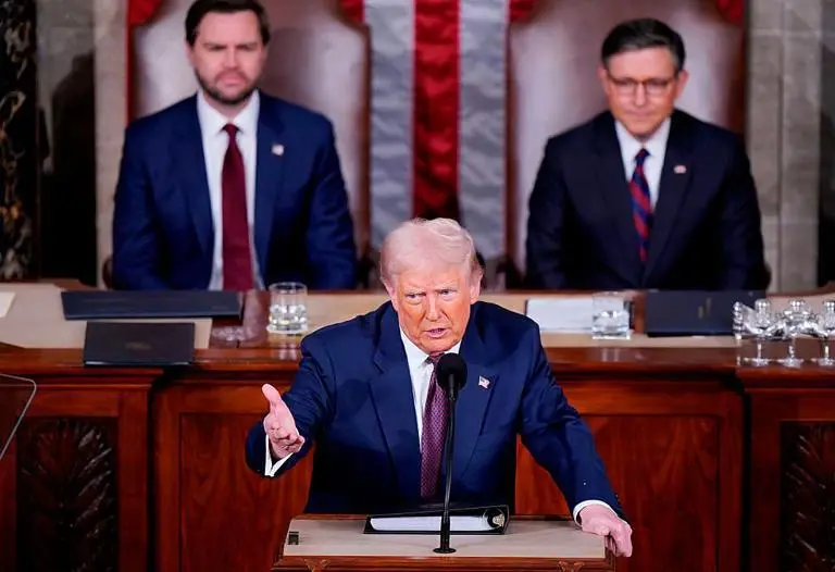 La administración de Donald Trump anunció que iniciará una investigación por la presunta amenaza de muerte de su exjefe del FBI, James Comey, contra el presidente republicano. FOTO: Getty vía AFP