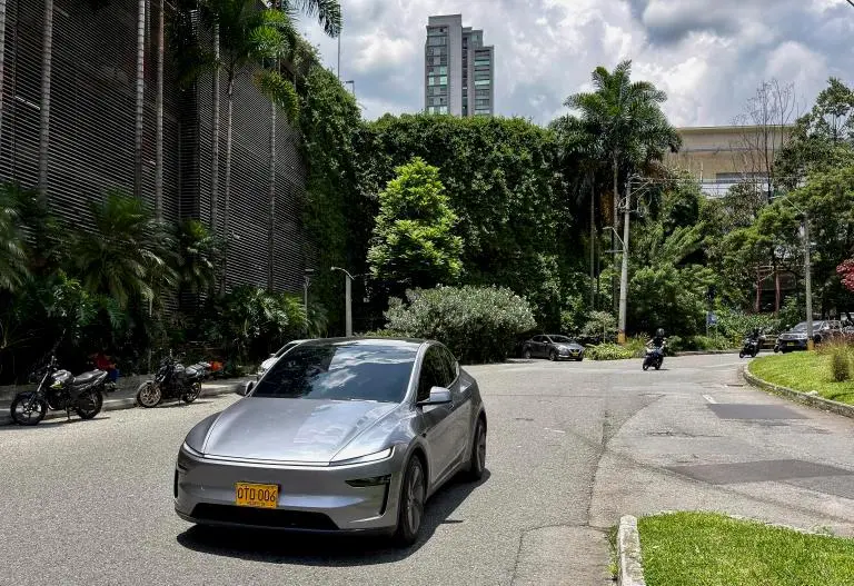 El Tesla Model Y desplazó a modelos tradicionales como el Kia Picanto y la Renault Duster, en un mercado que ya supera las 186.000 matrículas durante los primeros siete meses del año. FOTO: CAMILO SUÁREZ