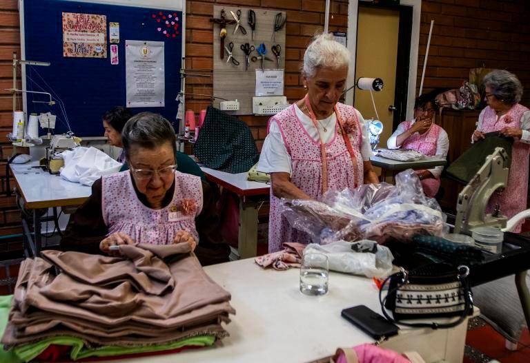 El costurero es otro frente de trabajo de las voluntarias. Allí arrglan ropa para donar a pacientes que lo necesiten, o la venden para resolver otras necesidades. FOTO: JULIO CÉSAR HERRERA