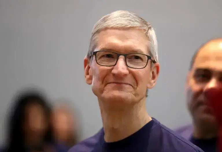 Tim Cook dice adiós a Apple y entrega el liderazgo a John Ternus. FOTO: GETTY
