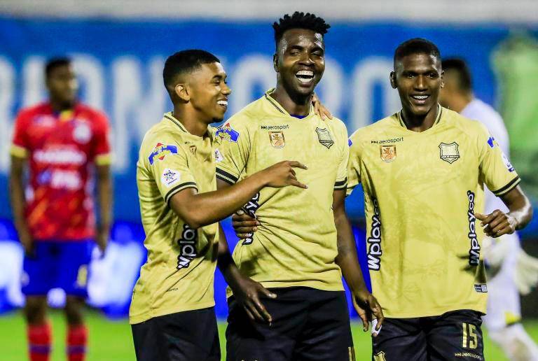 Jesús Rivas y Marco Pérez celebran un tanto con Águilas Doradas. El equipo arrancó la Liga BetPlay con triunfo como visitante ante Junior. FOTO ARCHIVO EC