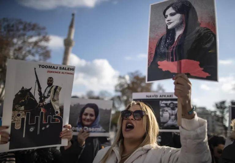 Protestas en Estambul por la muerte de la activista y feminista iraní Masha Amini. Foto: EFE