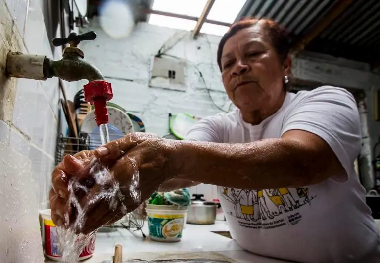 Las mujeres sostienen una parte fundamental de la vida económica a través de labores de cuidado invisibilizadas. FOTO: JULIO CÉSAR HERRERA