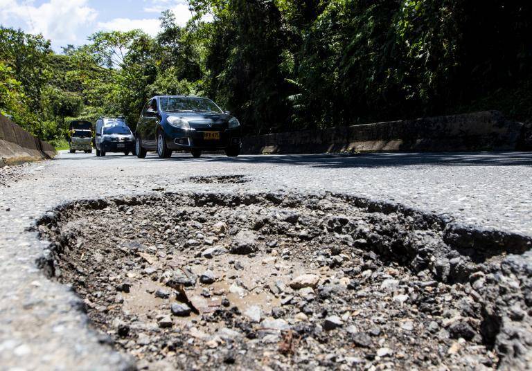 Los transportadores cuentan más de 900 huecos que, desde hace más de dos meses, están exigiendo que arreglen por su seguridad. Foto: Julio César Herrera Echeverri.