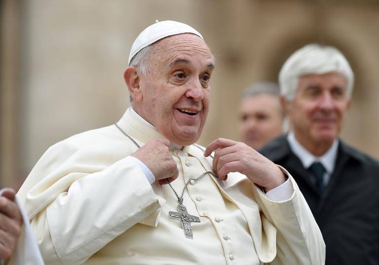 El papa Francisco conmemoró 12 años como líder de la Iglesia católica con una pequeña celebración en el hospital de Roma, donde se encuentran con terapia respiratoria. FOTO: GETTY