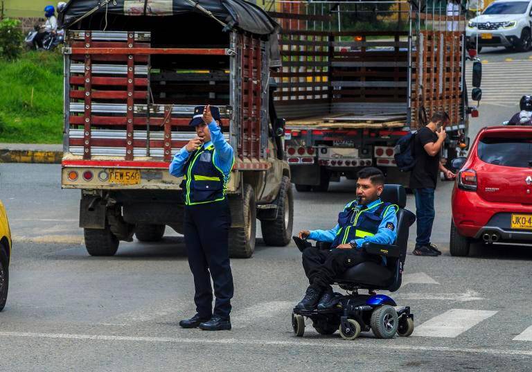 La historia de Ferney López, el gestor vial de Guarne que controla el tráfico en silla de ruedas