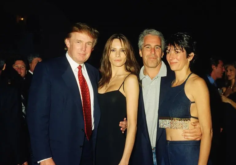 <span class=mln_uppercase_mln>Donald</span><b><span class=mln_uppercase_mln> Trump y su futura esposa Melania, junto a Jeffrey Epstein y Ghislaine Maxwell en Florida, en el año 2000. FOTO: Getty </span></b>