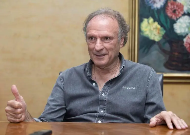 Fabricato, Gustavo Lenis Steffens, en diálogo con EL COLOMBIANO cuestionó que el gobierno de Gustavo Petro esté adoptando una serie de decisiones que perjudican el proceso de reindustrialización del sector textil. FOTO: Esneyder Gutiérrez