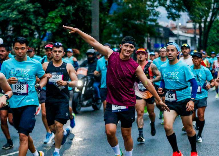 El running mueve un negocio que va más allá de las inscripciones: también genera consumo en calzado, ropa técnica, hidratación, alimentación, transporte y hotelería .FOTOS JULIO HERRERA