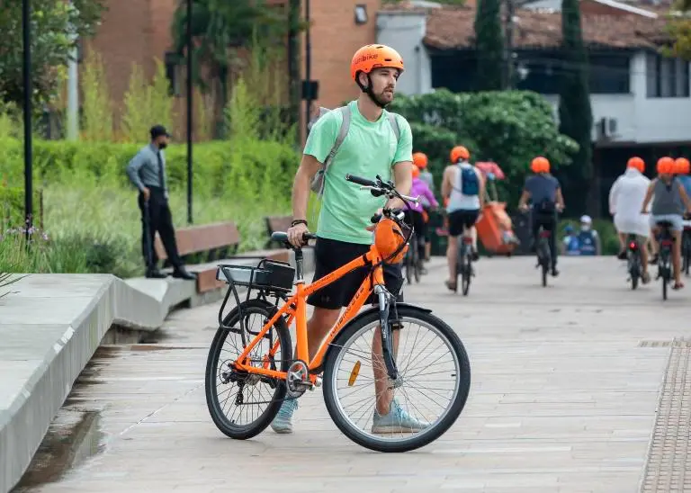 Patinetas y bicicletas eléctricas deberán cumplir nuevos requisitos de seguridad establecidos por el Ministerio de Transporte. FOTO MANUEL SALDARRIAGA