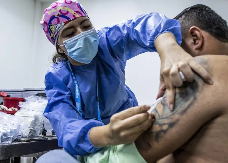 La Gobernación de Antioquia reforzó las jornadas de vacunación puerta a puerta y se implementaron móviles que durante tres semanas recorrieron las zonas más propensas. FOTO: Julio César Herrera Echeverri.