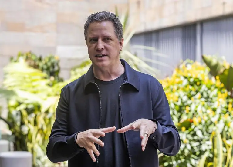 El hombre que ayudó a entrenar ChatGPT habló en Medellín sobre el futuro del trabajo