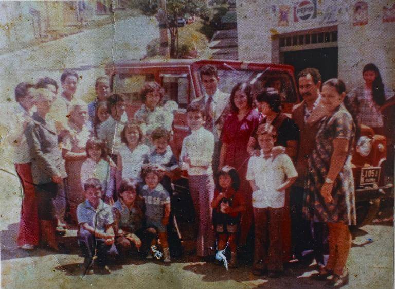 Un cuadro de la familia Jaramillo Úsuga en la década de los 70, justo afuera del Saloncito Esmeralda en una de las esquinas más famosas del barrio Campo Valdés. FOTO Manuel Saldarriaga.