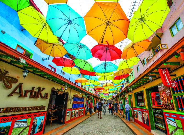 Guatapé es el rey del turismo en Antioquia: más de tres millones recorren cada año sus calles coloridas y disfrutan de su gastronomía. FOTO Julio César Herrera. 