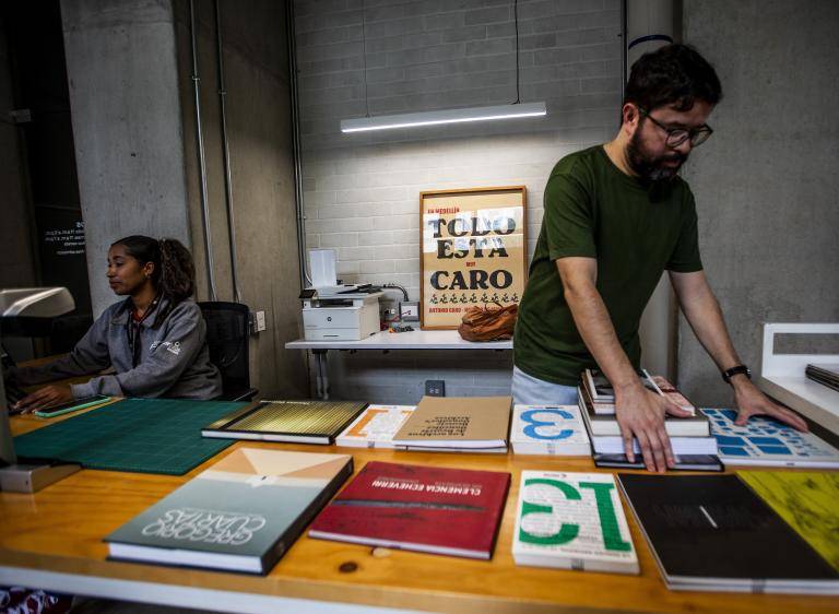 “Lo más importante de este espacio no son los libros, el corazón de la biblioteca es el archivo”. FOTOS Julio Herrera