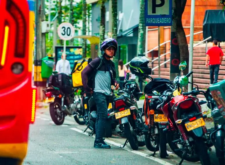 DiDi habilitó hasta dos viajes diarios a $0 para facilitar el traslado de donaciones hacia los puntos oficiales de recepción en Medellín, Uber Ofrece trayectos gratuitos por valor inferior a 22.000 cada uno e InDrive dará incentivos a conductores.. FOTO JULIO HERRERA
