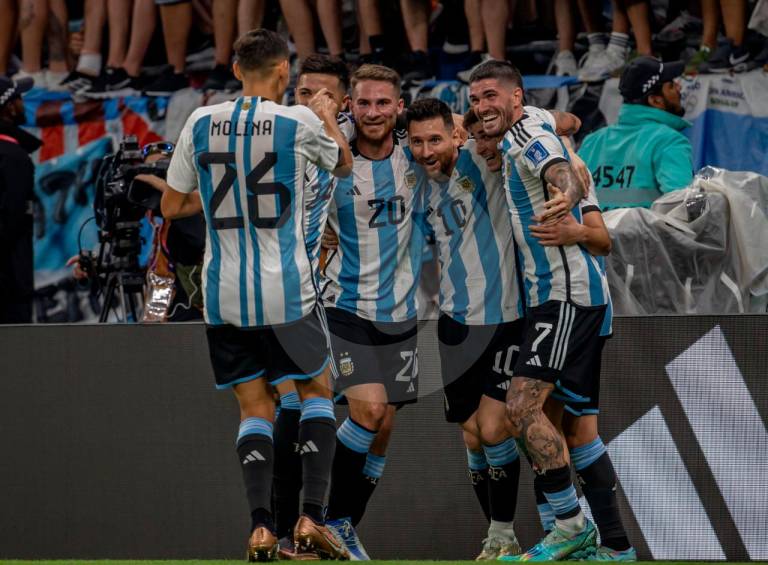 Argentina avanzó a los cuartos de final con los goles de Messi y Julián Álvarez 