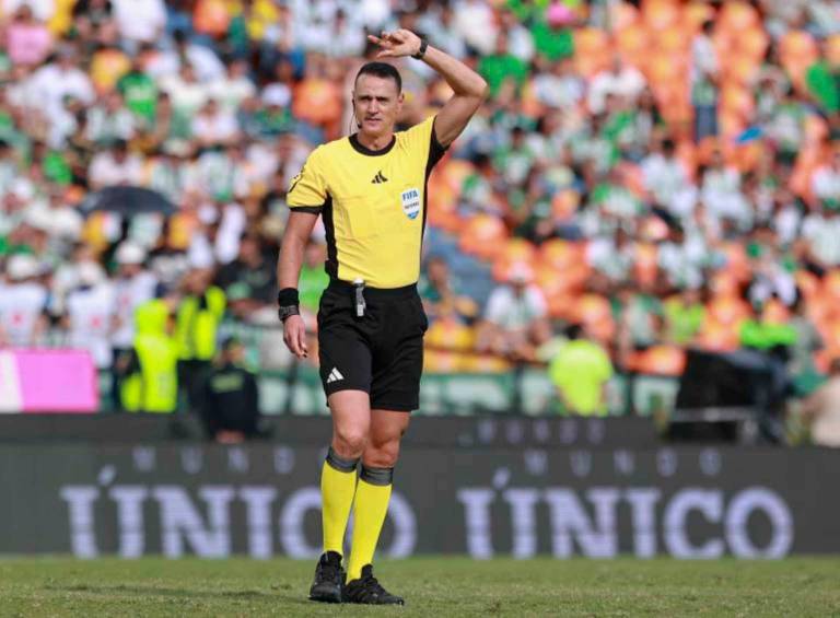 El central antioqueño Wílmar Roldán lidera el grupo d 13 árbitros colombianos que hacen la pretemporada en Paraguay. FOTO MANUEL SALDARRIAGA