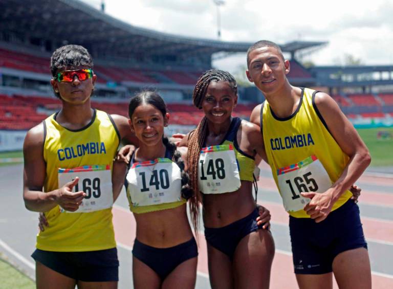 José Valencia, Laura Alcalá, Michel Gómez y Sergio Rojas, ganadores del relevo mixto en los Juegos Sudamericanos juveniles. FOTO CORTESÍA MINDEPORTE 