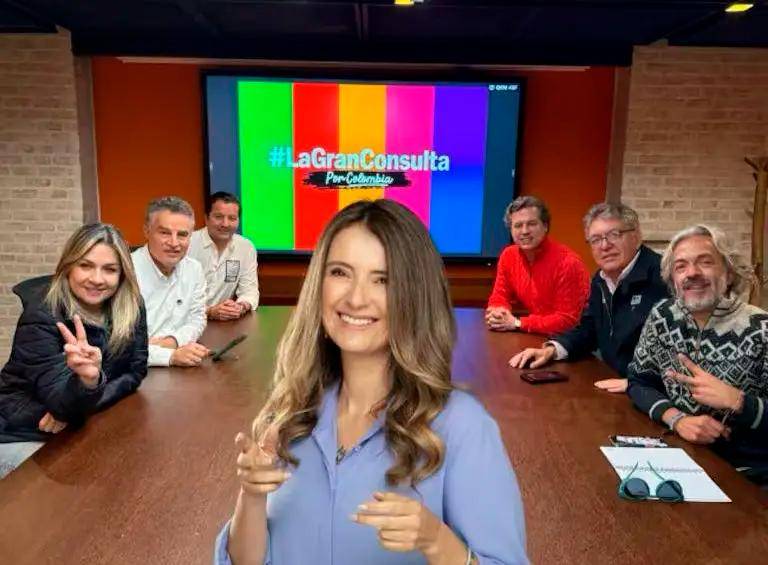 La decisión de Valencia, avalada por Álvaro Uribe, busca evitar la dispersión del voto opositor, aunque implica una competencia interna compleja frente a figuras mejor posicionadas como Vicky Dávila. FOTO: CORTESÍA