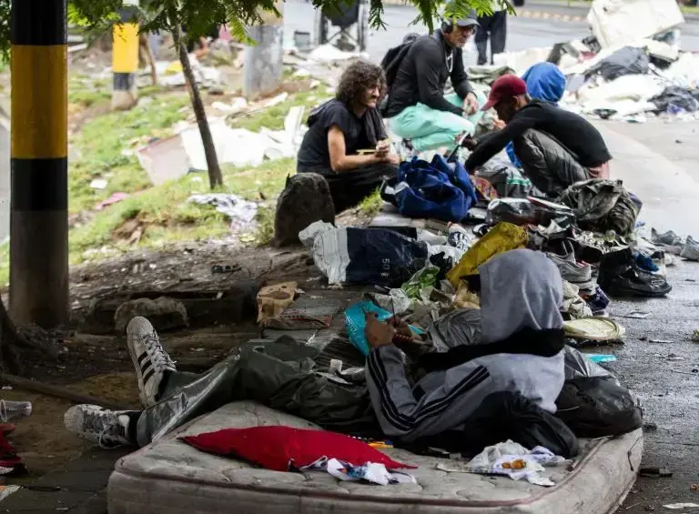 La Administración Distrital ofrece atención básica, alimentación, salud y acompañamiento psicosocial a las personas en situación de calle que aceptan ingresar a sus programas. Foto: Colprensa