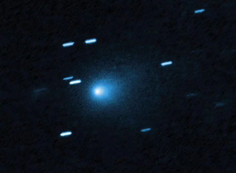 El Hubble capturó esta imagen del cometa interestelar 3I/ATLAS en julio de 2025, cuando el cometa se encontraba a 277 millones de millas de la Tierra (445,8 millones de kilómetros). La nueva imagen de China se captó a 30 millones de kilómetros. FOTO: NASA