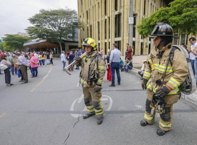 El Cuerpo de Bomberos de Medellín verifica en la ciudad posibles daños y agrietamientos tras el sismo. Imagen de referencia. FOTO: Esneyder Gutiérrez