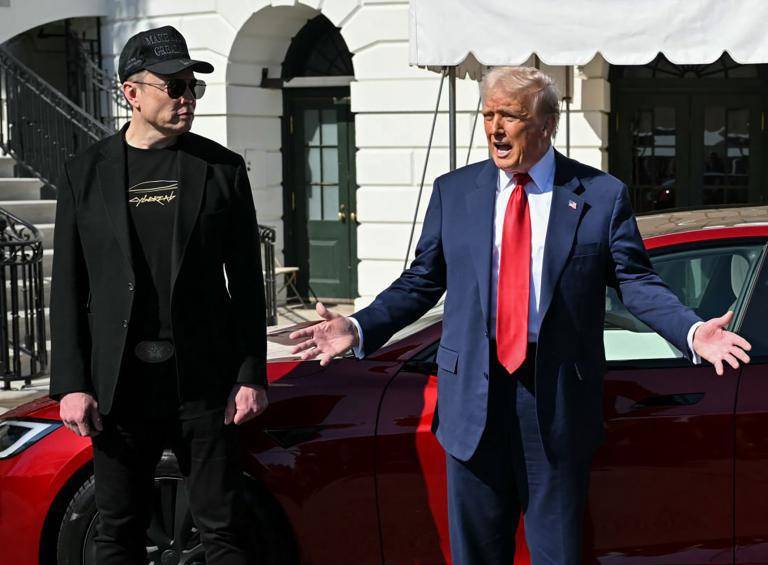 La decisión del presidente Donald Trump también afectaría indirectamente a la empresa de vehículos eléctricos Tesla, propiedad de su exasesor Elon Musk. FOTO: AFP via Getty 