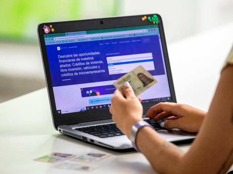 Diversas entidades financieras han comenzado a ofrecer alternativas para “rescatar” las finanzas de quienes han quedado rezagados del sistema bancario. FOTO: CAMILO SUÁREZ