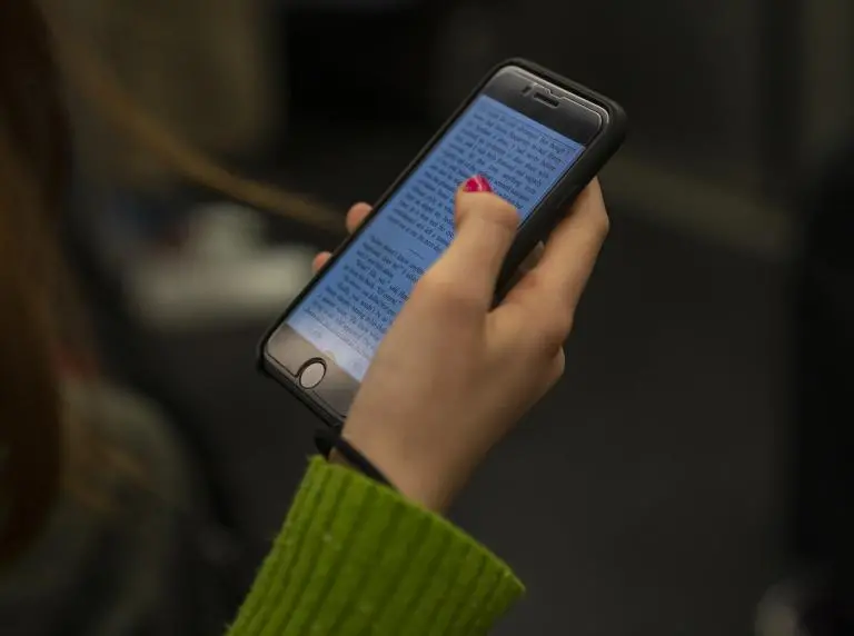 <span class="mln_uppercase_mln">Parasocial</span><b><span class="mln_uppercase_mln"> refleja la forma en que las personas construyen vínculos emocionales con quienes solo conocen a través de una pantalla. FOTO: Getty </span></b>