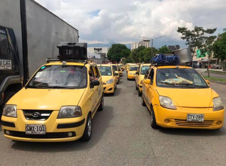 Entre los cambios propuestos está exigir a las plataformas mayor transparencia sobre el precio que pagan los usuarios y las comisiones que se descuentan a los taxistas. FOTO: EL COLOMBIANO