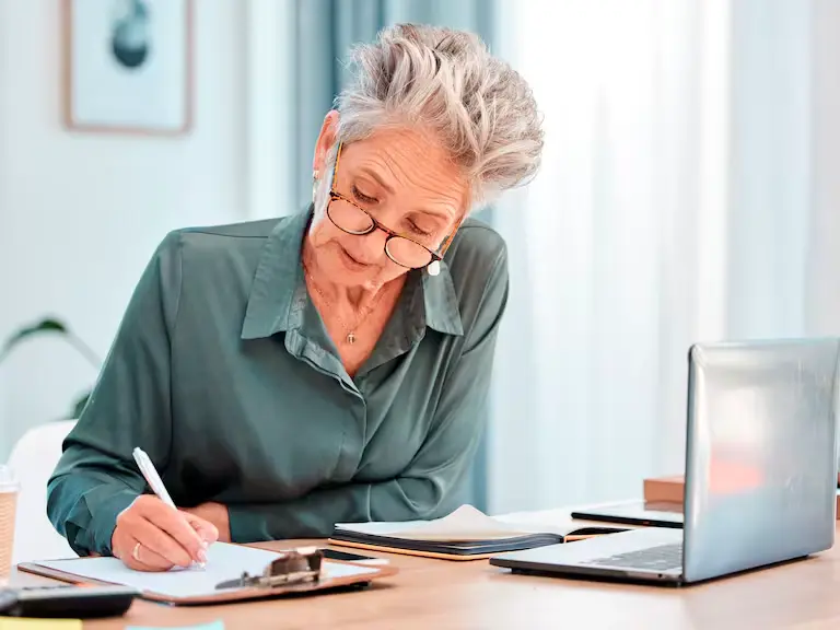 Los servidores públicos deben retirarse al cumplir 70 años, salvo en cargos de alto nivel o elección popular. FOTO: GETTY