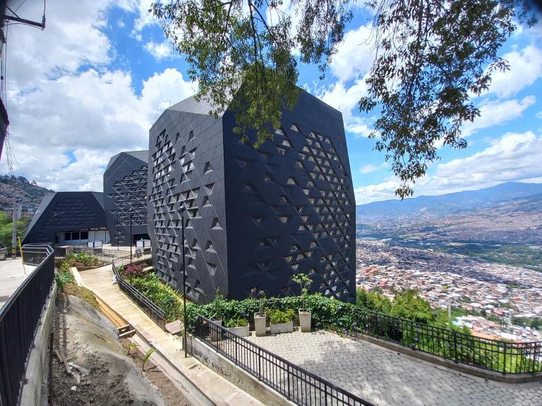 El Parque Biblioteca Santo Domingo conocido durante años como Biblioteca España podría estar listo en mayo con las obras finales que se llevarán a cabo en el auditorio de esta infraestructura. FOTO: EL COLOMBIANO
