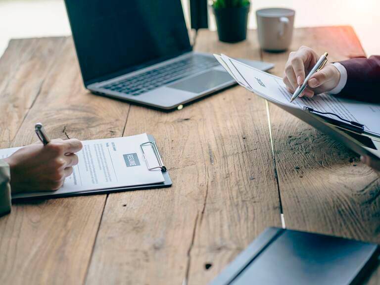 Las plataformas de empleo registran un aumento de vacantes de 36 horas semanales con salarios por debajo de los $2 millones. FOTO: GETTY