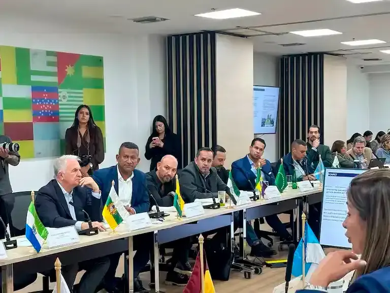 Los cambios tributarios siguen siendo el principal punto de fricción entre el Ejecutivo y las regiones. FOTO: COLPRENSA