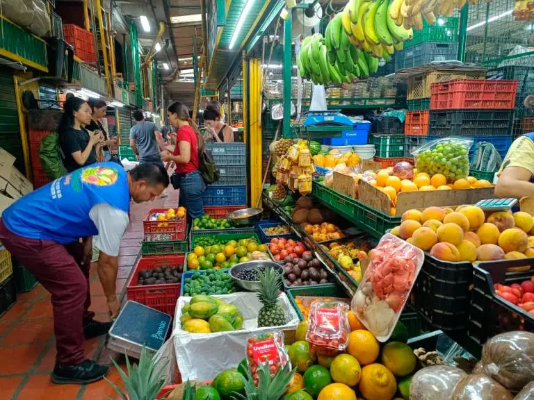 El alza de frutas y alimentos frescos volvió a sentirse en los mercados de Medellín durante el arranque de 2026. FOTO: CRISTIAN VÁSQUEZ