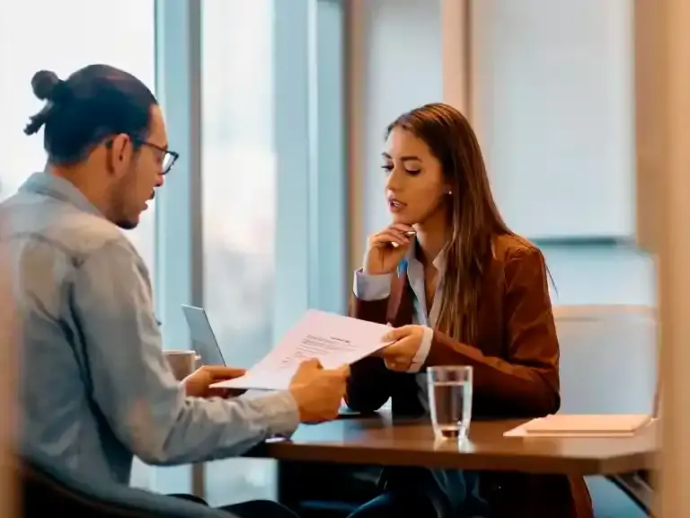 Persona realizando su entrevista laboral, gracias a que aplicó a una oferta a través de Magneto. FOTO: GETTY