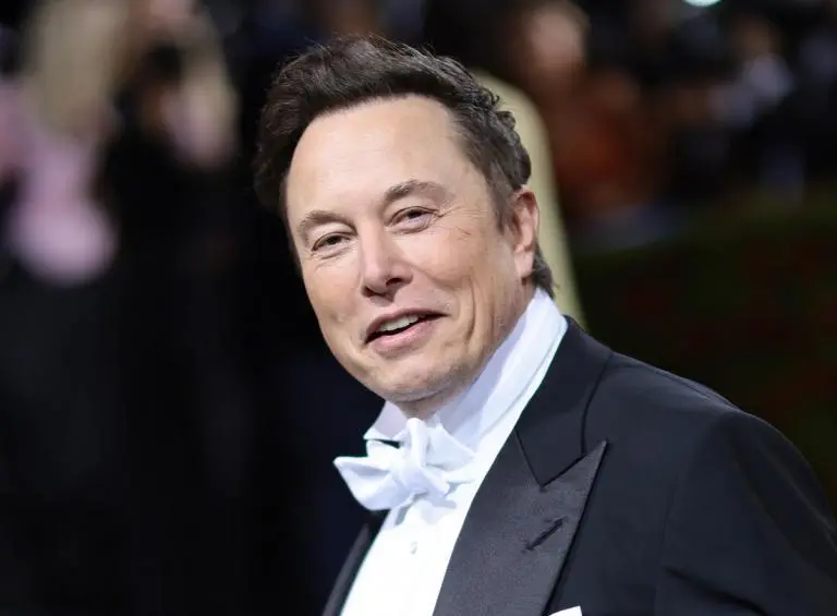 Con un nuevo plan de remuneración de Tesla, Elon Musk —ya el hombre más rico del planeta— podría convertirse en trillonario. FOTO: Getty