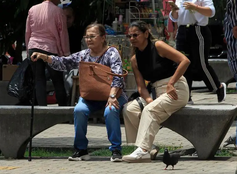 La reducción de semanas reconoce las trayectorias laborales interrumpidas que han tenido históricamente muchas mujeres en Colombia. FOTO: CAMILO SUÁREZ