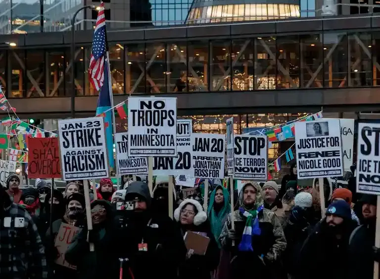 Manifestantes en Milán exhibieron pancartas contra el ICE y el presidente estadounidense Donald Trump. FOTO: GETTY