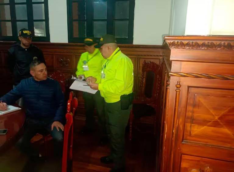 Momento de la captura del oficial Freddy Alberto Quesada. FOTO CORTESÍA 
