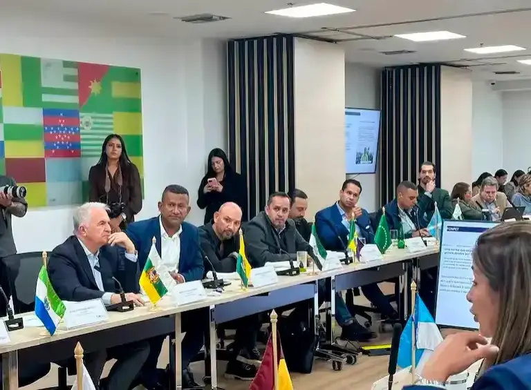 Los cambios tributarios siguen siendo el principal punto de fricción entre el Ejecutivo y las regiones. FOTO: COLPRENSA