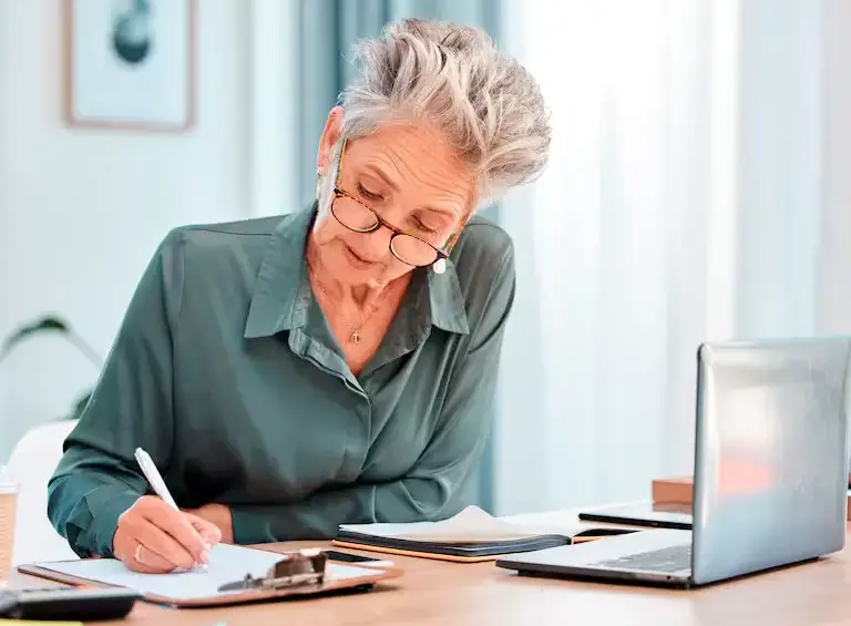 Los servidores públicos deben retirarse al cumplir 70 años, salvo en cargos de alto nivel o elección popular. FOTO: GETTY