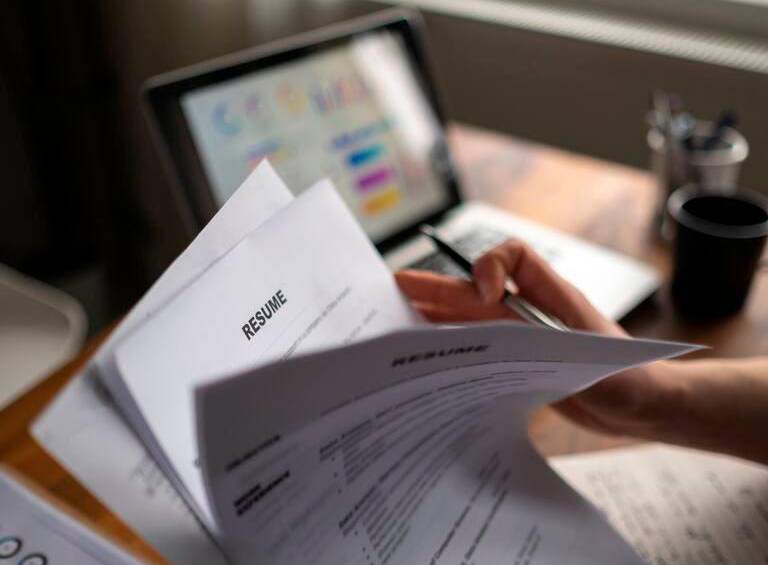 El nuevo concurso SENA 4 busca fortalecer la planta de personal del SENA con profesionales, instructores y técnicos en diversas áreas. FOTO: GETTY