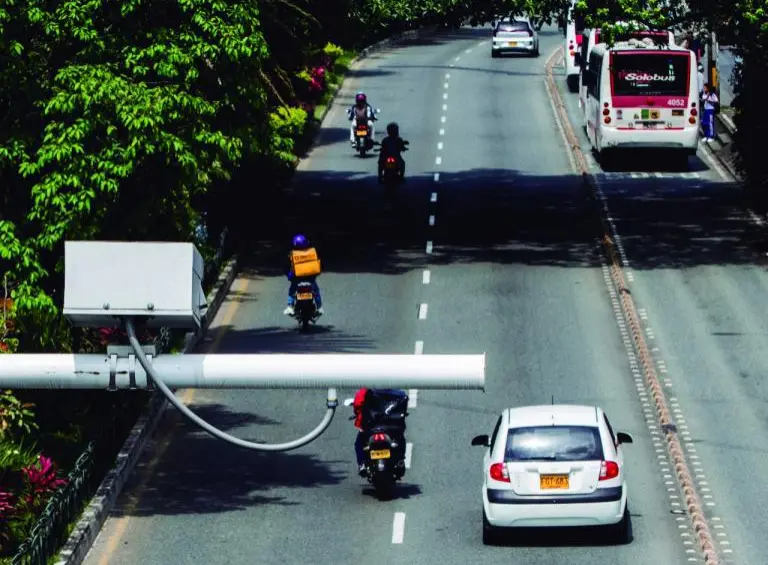 En total se instalaron 192 señales, se pintaron avisos de precaución en el pavimento y se ubicaron pasacalles en cada punto de fotodetección. FOTO: Julio César Herrera Echeverri.