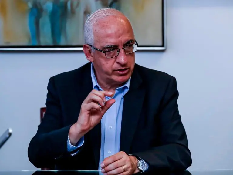 Leonardo Villar, gerente del Banco de la República, durante el Foro de Perspectivas Económicas 2025 de EL COLOMBIANO, explicó que la apreciación del peso colombiano se debe principalmente a la depreciación global del dólar y al ingreso de recursos externos del Gobierno. FOTO: JAIME PÉREZ